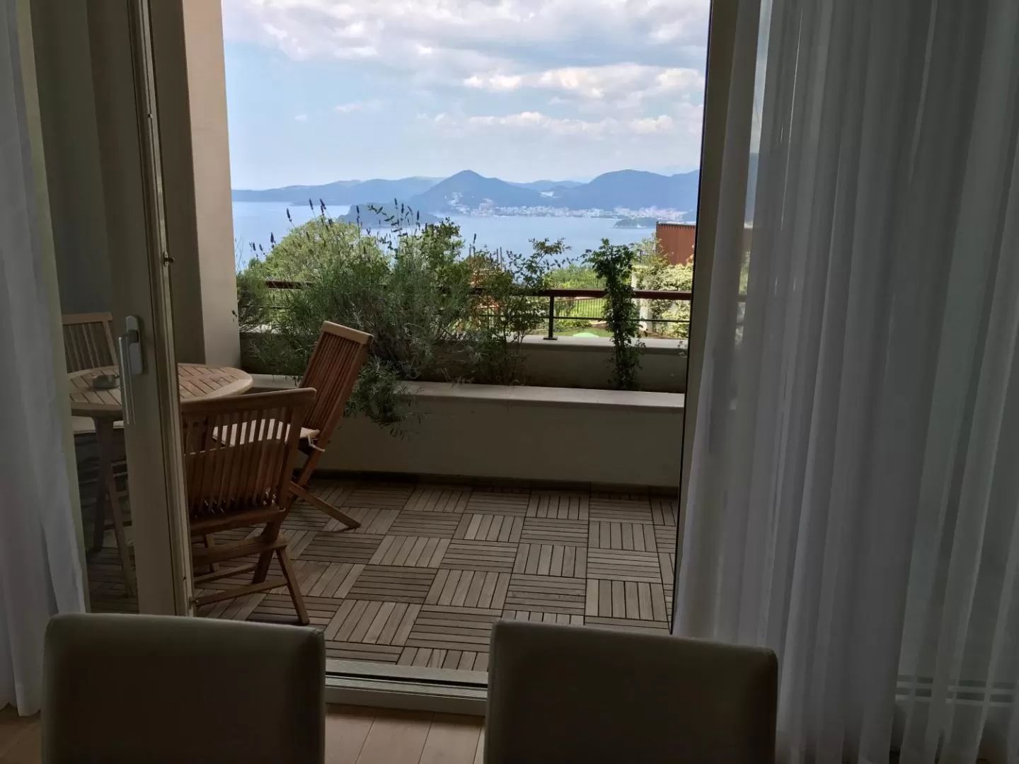 amforaproperty.com/Ekskluzivna vila u Blizikućama, Sveti Stefan (Na duzi period,dostupna od 01.09.2025)