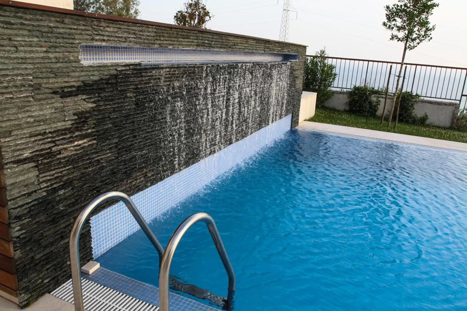 amforaproperty.com/Ekskluzivna vila u Blizikućama, Sveti Stefan (Na duzi period,dostupna od 01.09.2025)