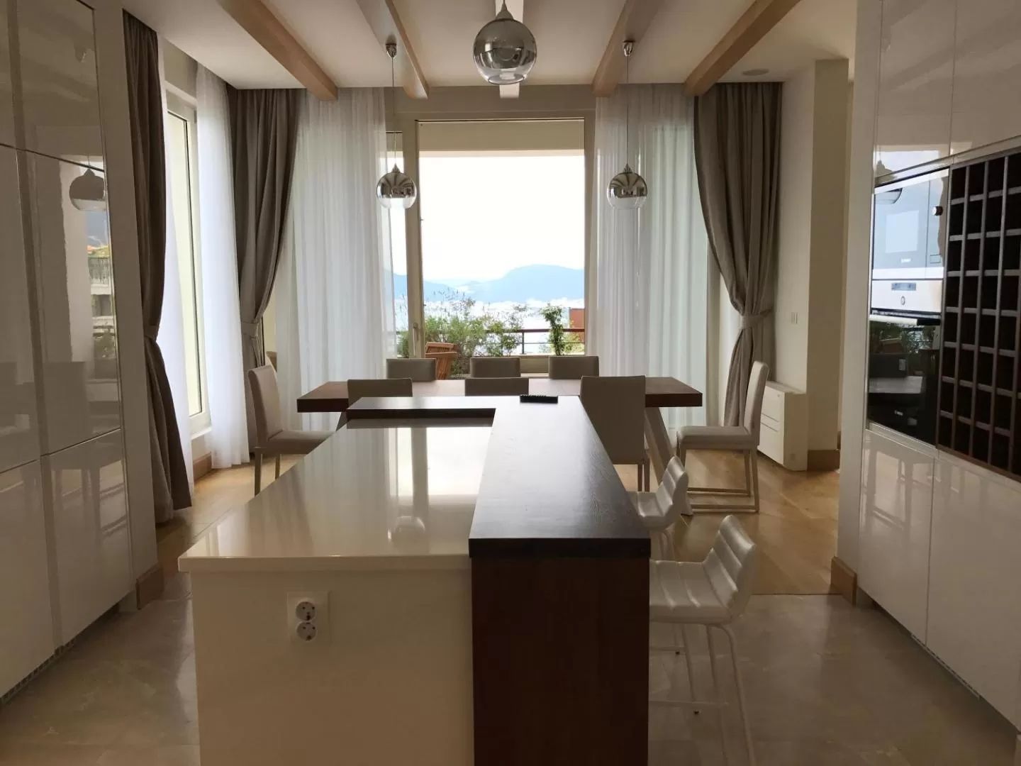 amforaproperty.com/Ekskluzivna vila u Blizikućama, Sveti Stefan (Na duzi period,dostupna od 01.09.2025)