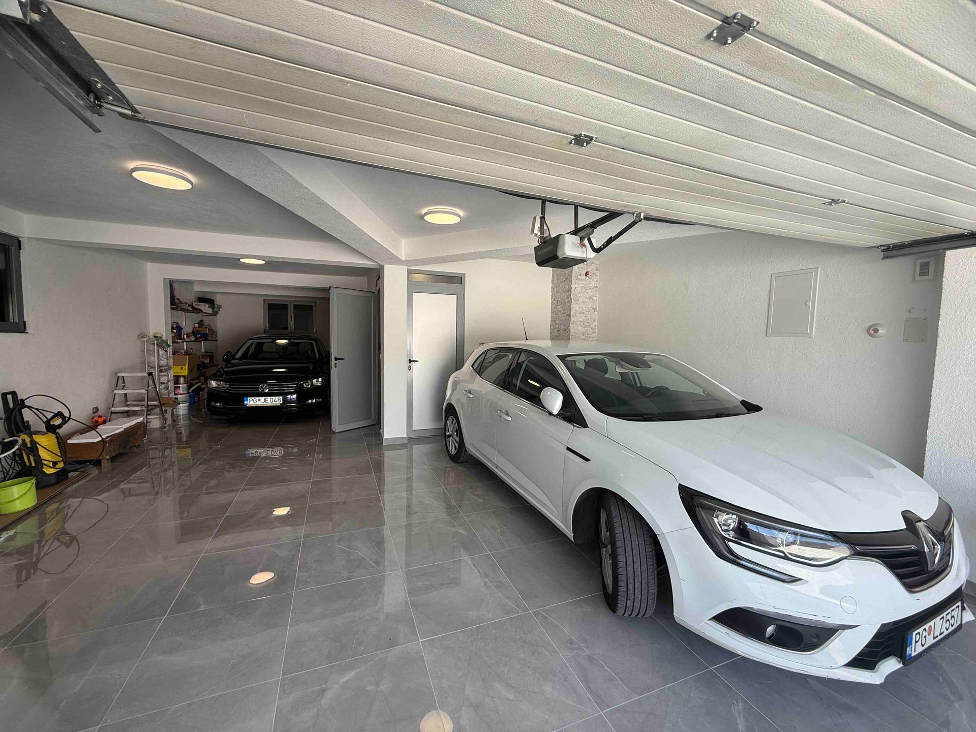 amforaproperty.com/Ekskluzivna kuća 320 m² sa garažom i dvorištem 750 m², Zlatica – Podgorica (IZDAVANJE NA DUZI PERIOD)