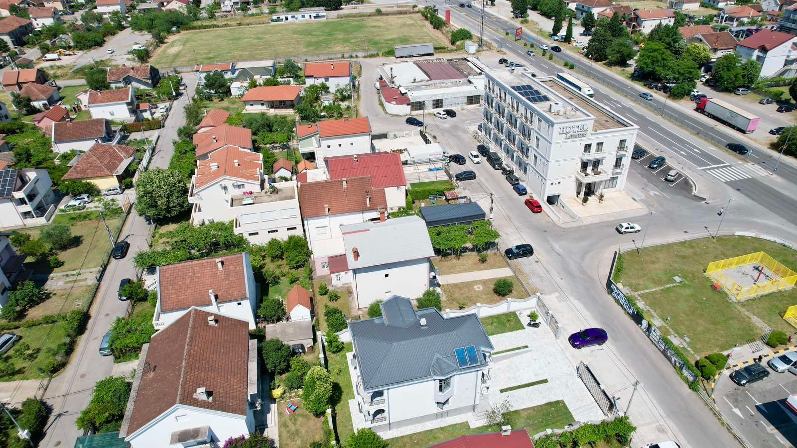 amforaproperty.com/Ekskluzivna kuća 320 m² sa garažom i dvorištem 750 m², Zlatica – Podgorica (IZDAVANJE NA DUZI PERIOD)