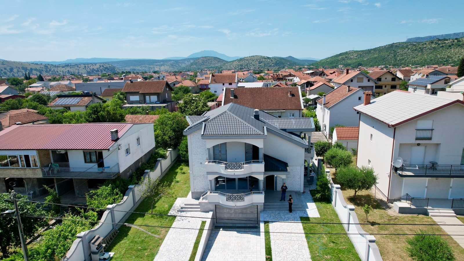 amfora/Ekskluzivna kuća 320 m² sa garažom i dvorištem 750 m², Zlatica – Podgorica (IZDAVANJE NA DUZI PERIOD) PREVEDI