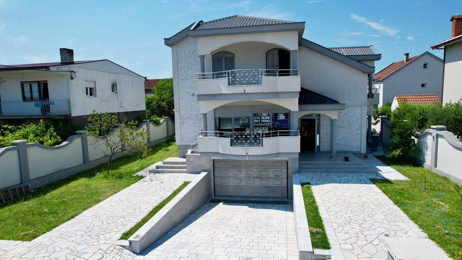 amforaproperty.com/Ekskluzivna kuća 320 m² sa garažom i dvorištem 750 m², Zlatica – Podgorica (IZDAVANJE NA DUZI PERIOD)
