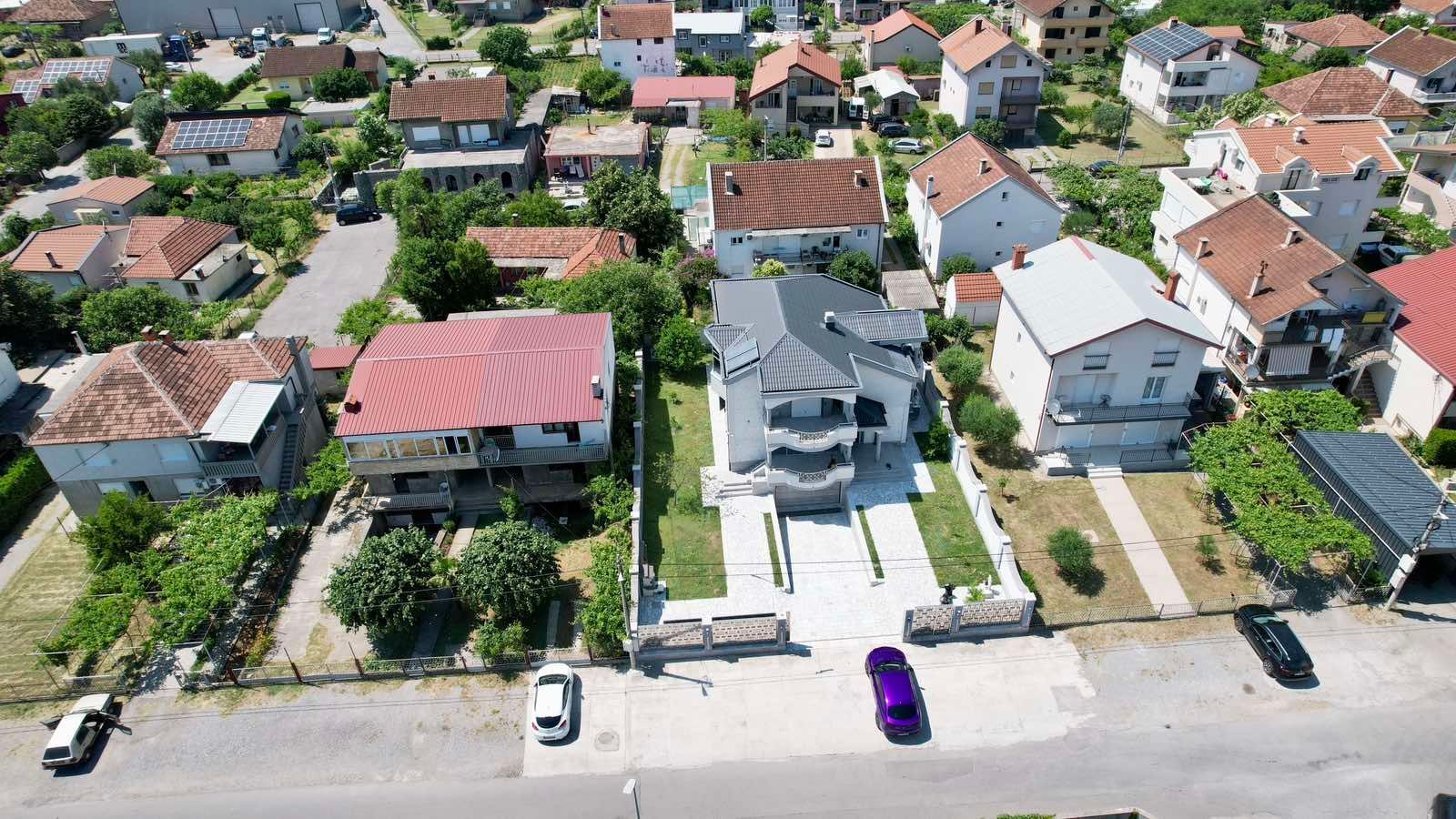 amforaproperty.com/Ekskluzivna kuća 320 m² sa garažom i dvorištem 750 m², Zlatica – Podgorica (IZDAVANJE NA DUZI PERIOD)