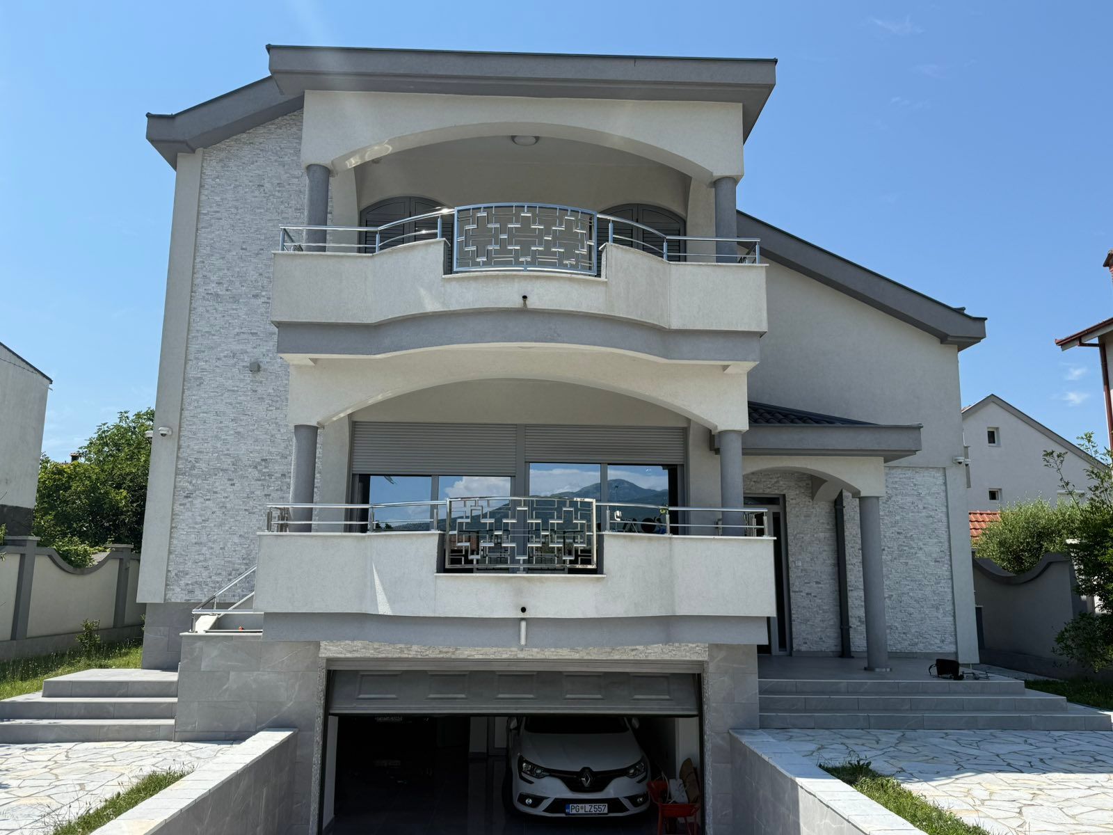 amforaproperty.com/Ekskluzivna kuća 320 m² sa garažom i dvorištem 750 m², Zlatica – Podgorica (IZDAVANJE NA DUZI PERIOD)
