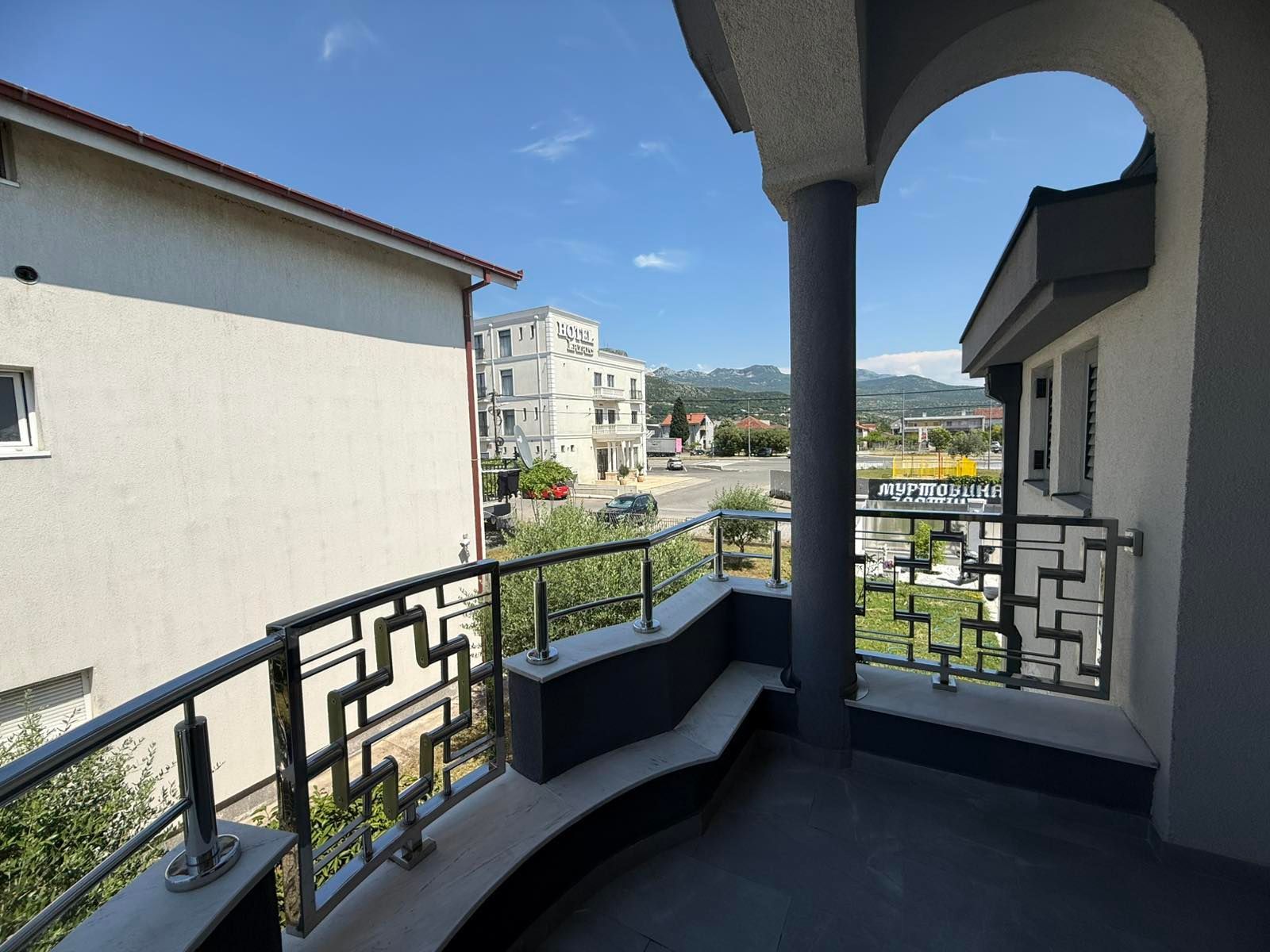 amforaproperty.com/Ekskluzivna kuća 320 m² sa garažom i dvorištem 750 m², Zlatica – Podgorica