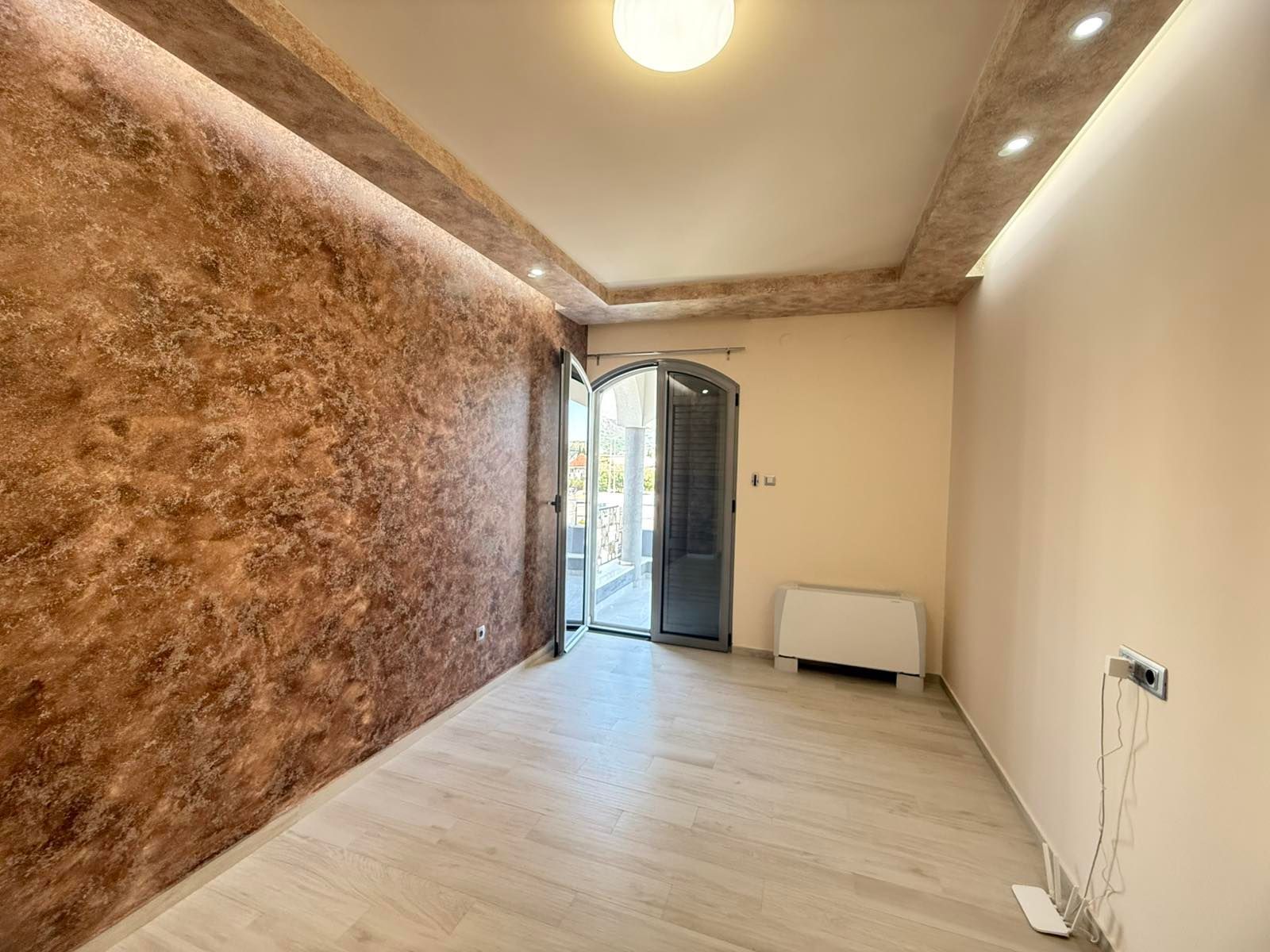 amforaproperty.com/Ekskluzivna kuća 320 m² sa garažom i dvorištem 750 m², Zlatica – Podgorica
