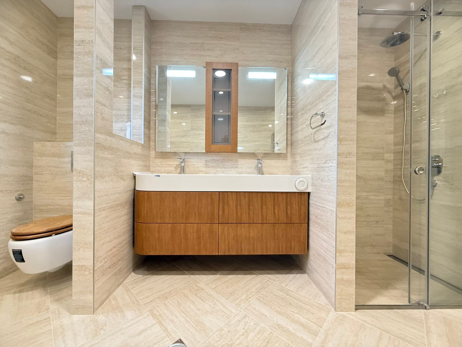 amforaproperty.com/Ekskluzivna kuća 320 m² sa garažom i dvorištem 750 m², Zlatica – Podgorica