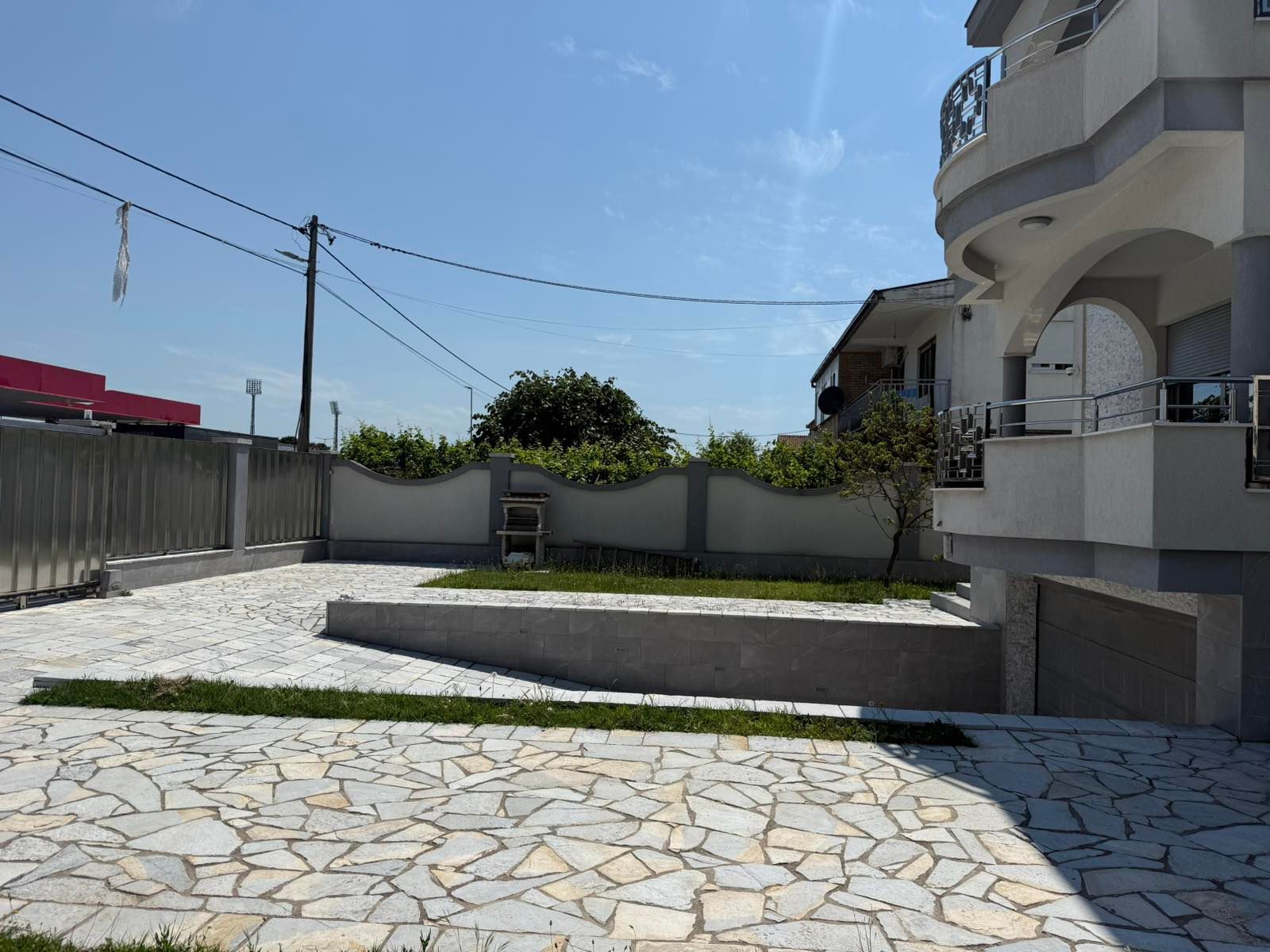 amforaproperty.com/Ekskluzivna kuća 320 m² sa garažom i dvorištem 750 m², Zlatica – Podgorica