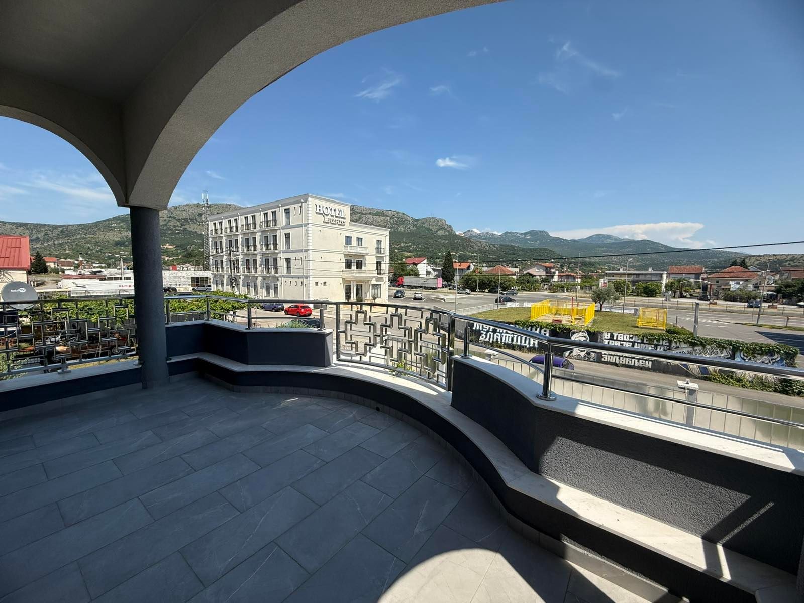 amforaproperty.com/Ekskluzivna kuća 320 m² sa garažom i dvorištem 750 m², Zlatica – Podgorica