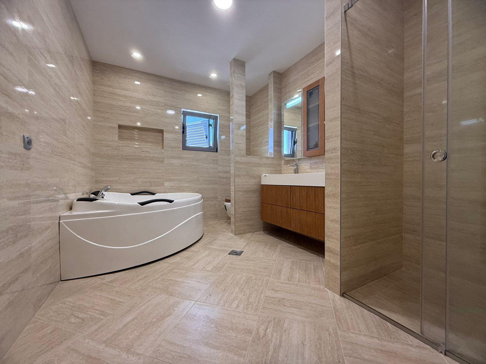 amforaproperty.com/Ekskluzivna kuća 320 m² sa garažom i dvorištem 750 m², Zlatica – Podgorica