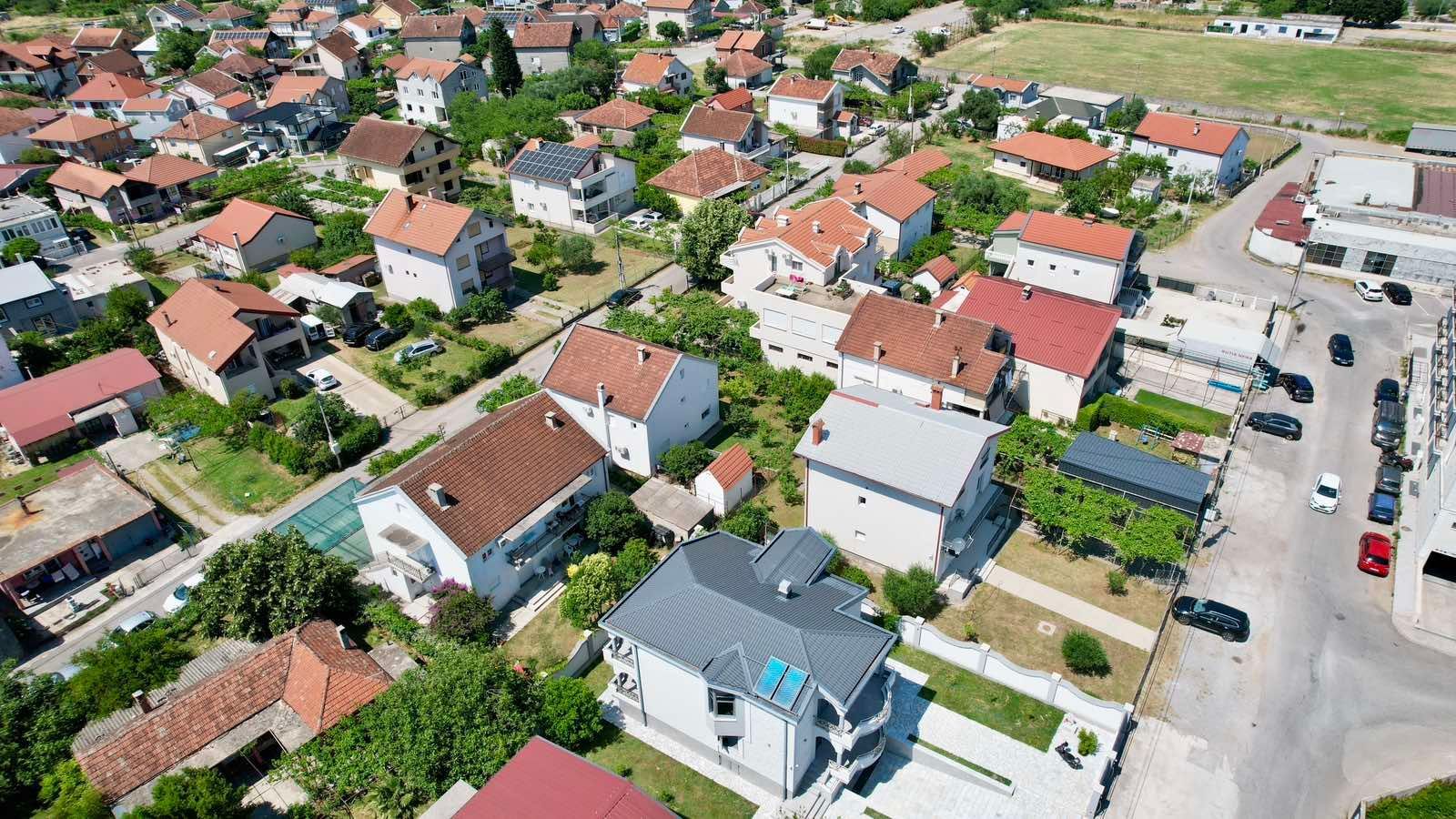 amforaproperty.com/Ekskluzivna kuća 320 m² sa garažom i dvorištem 750 m², Zlatica – Podgorica