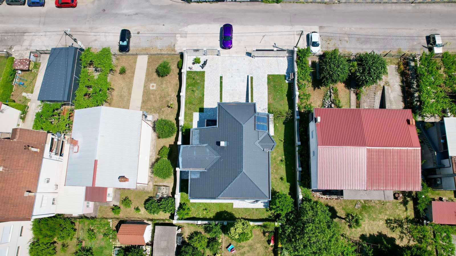 amforaproperty.com/Ekskluzivna kuća 320 m² sa garažom i dvorištem 750 m², Zlatica – Podgorica