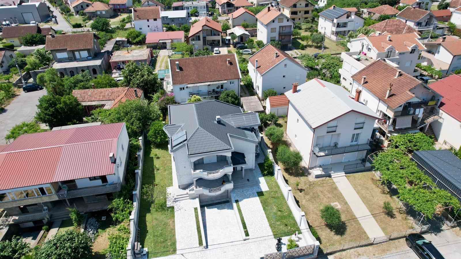 amforaproperty.com/Ekskluzivna kuća 320 m² sa garažom i dvorištem 750 m², Zlatica – Podgorica