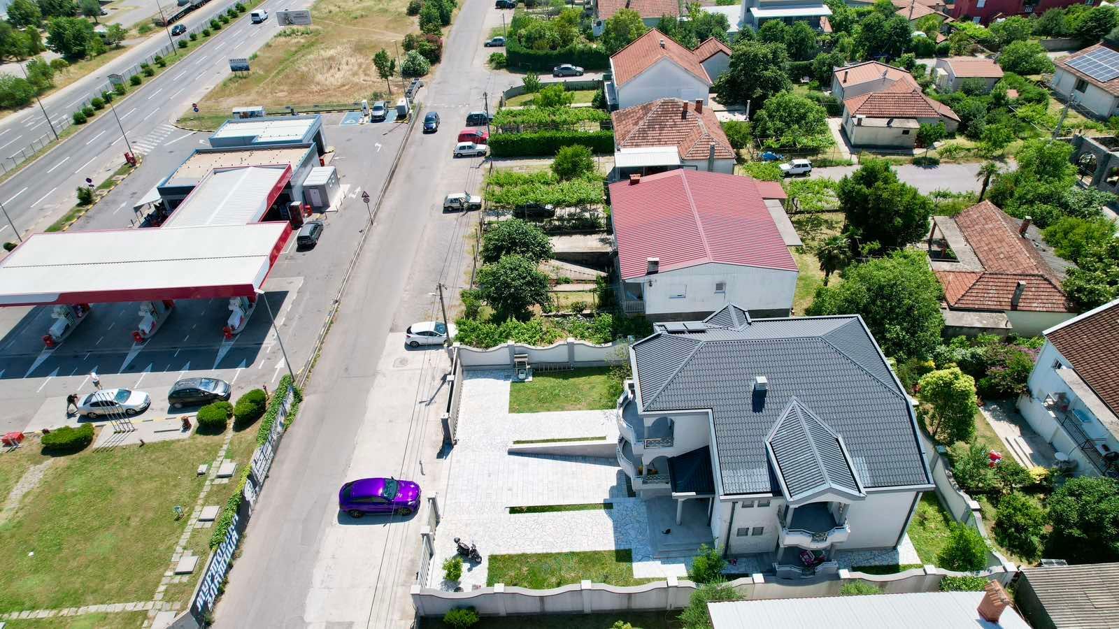 amforaproperty.com/Ekskluzivna kuća 320 m² sa garažom i dvorištem 750 m², Zlatica – Podgorica