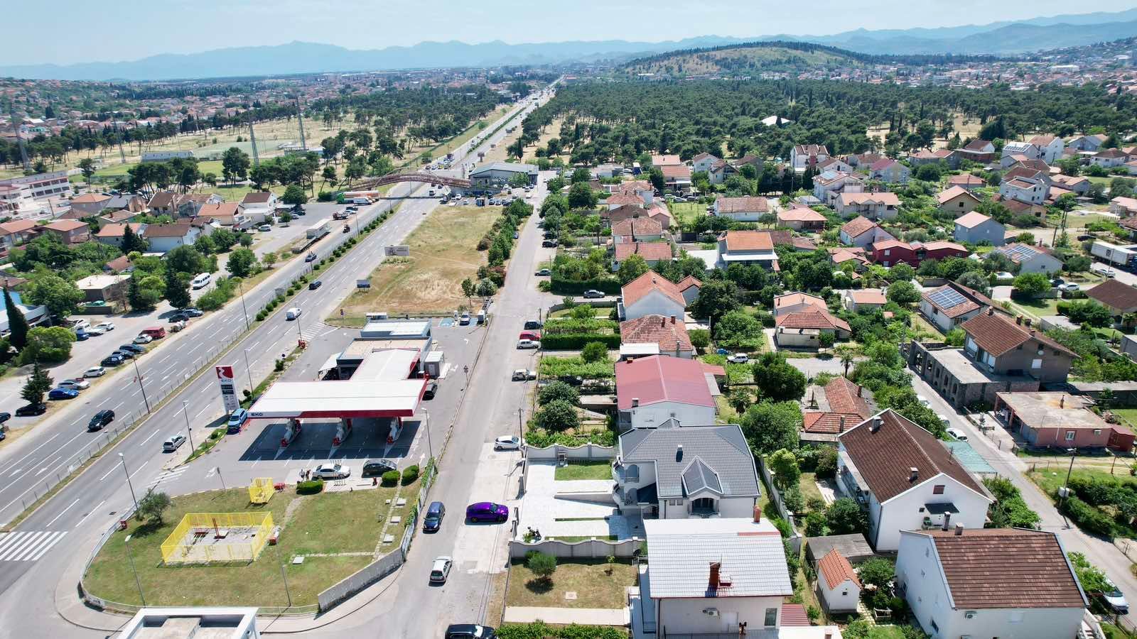 amforaproperty.com/Ekskluzivna kuća 320 m² sa garažom i dvorištem 750 m², Zlatica – Podgorica