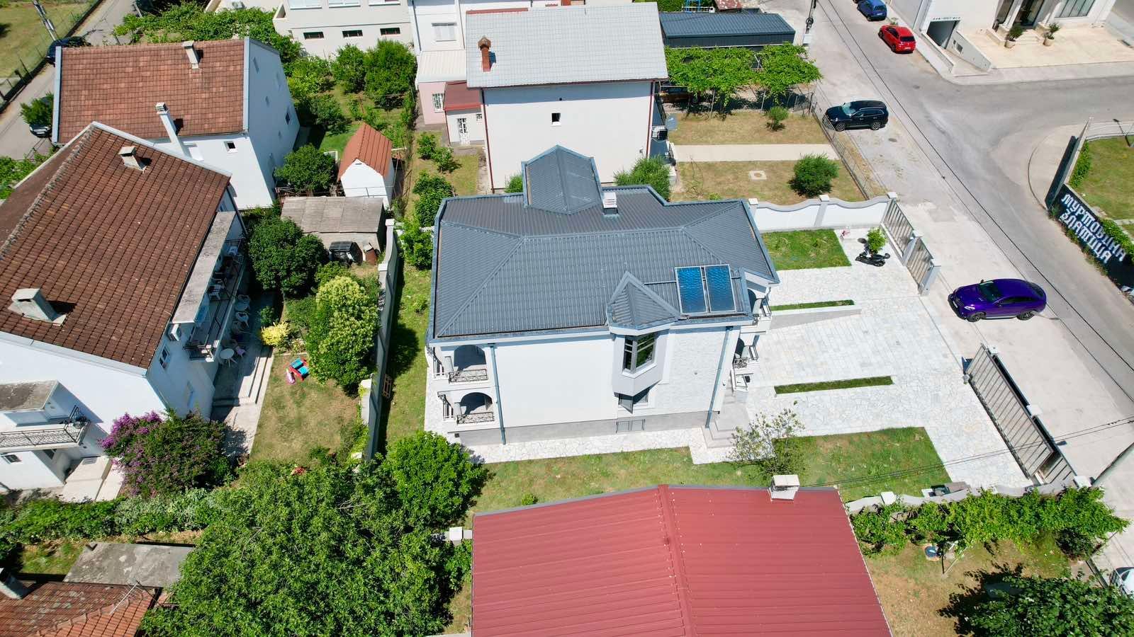amforaproperty.com/Ekskluzivna kuća 320 m² sa garažom i dvorištem 750 m², Zlatica – Podgorica