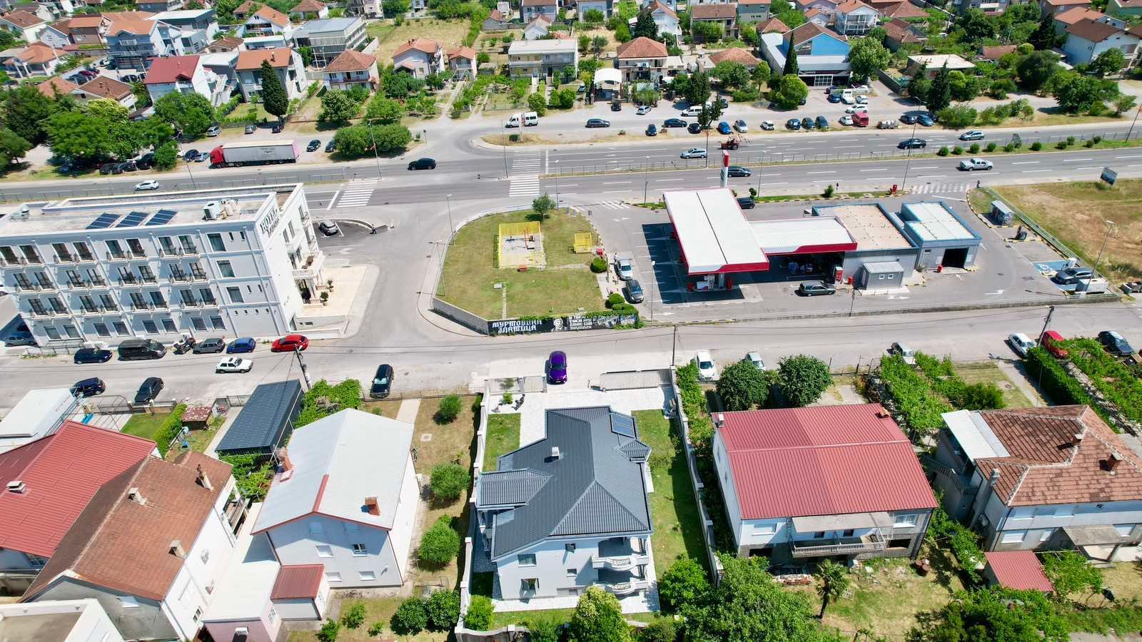 amforaproperty.com/Ekskluzivna kuća 320 m² sa garažom i dvorištem 750 m², Zlatica – Podgorica