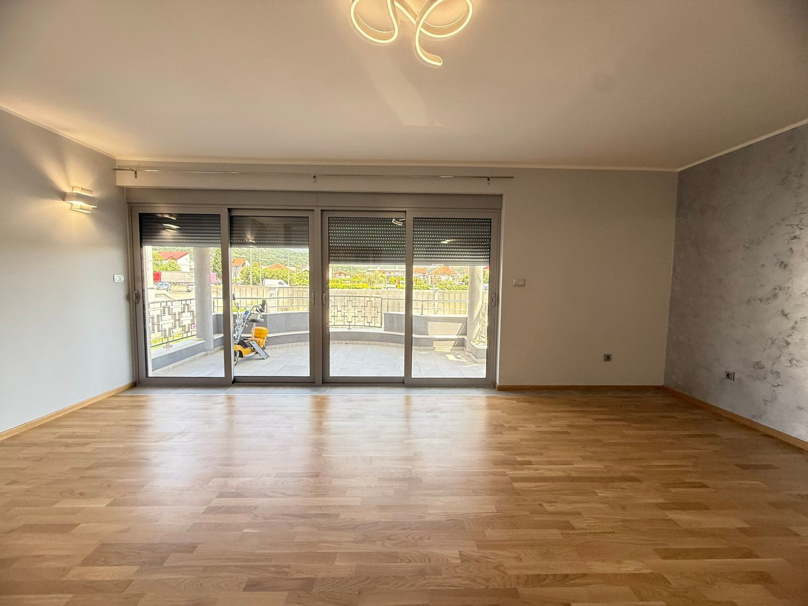 amforaproperty.com/Ekskluzivna kuća 320 m² sa garažom i dvorištem 750 m², Zlatica – Podgorica
