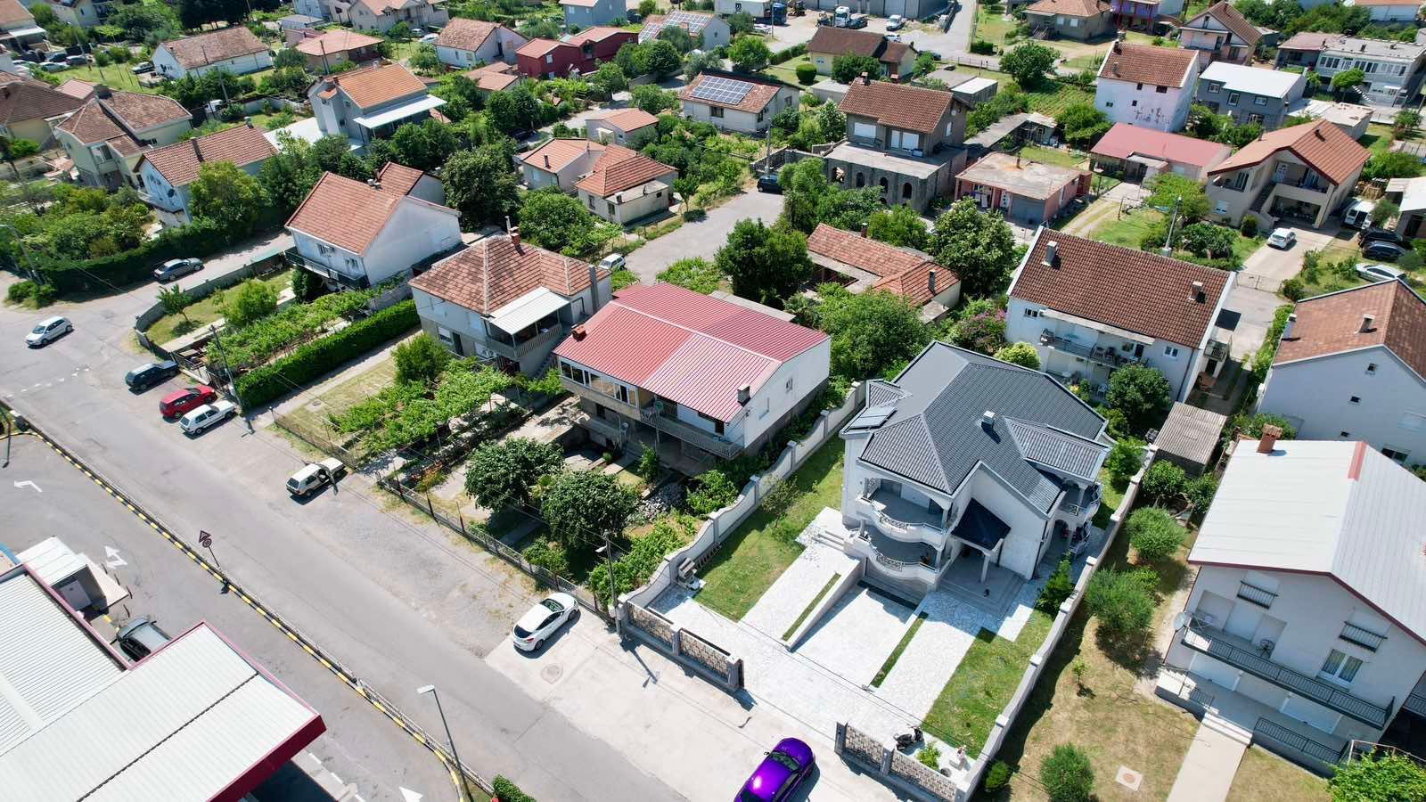 amforaproperty.com/Ekskluzivna kuća 320 m² sa garažom i dvorištem 750 m², Zlatica – Podgorica