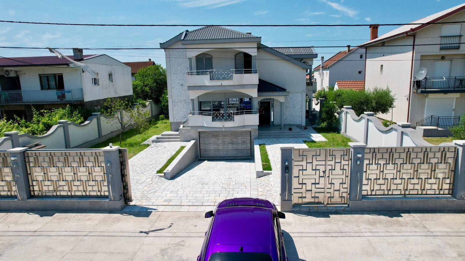 amforaproperty.com/Ekskluzivna kuća 320 m² sa garažom i dvorištem 750 m², Zlatica – Podgorica