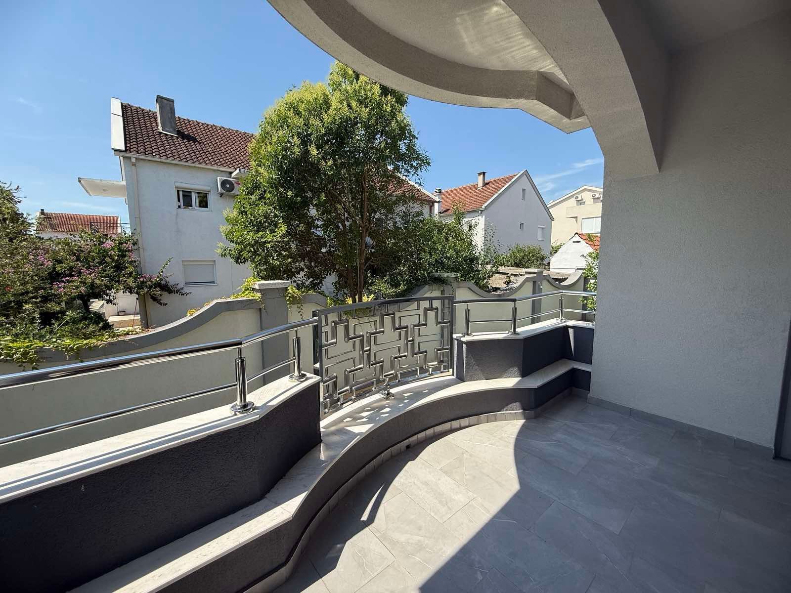 amforaproperty.com/Ekskluzivna kuća 320 m² sa garažom i dvorištem 750 m², Zlatica – Podgorica
