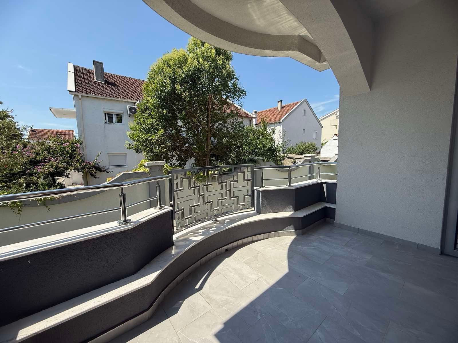 amforaproperty.com/Ekskluzivna kuća 320 m² sa garažom i dvorištem 750 m², Zlatica – Podgorica