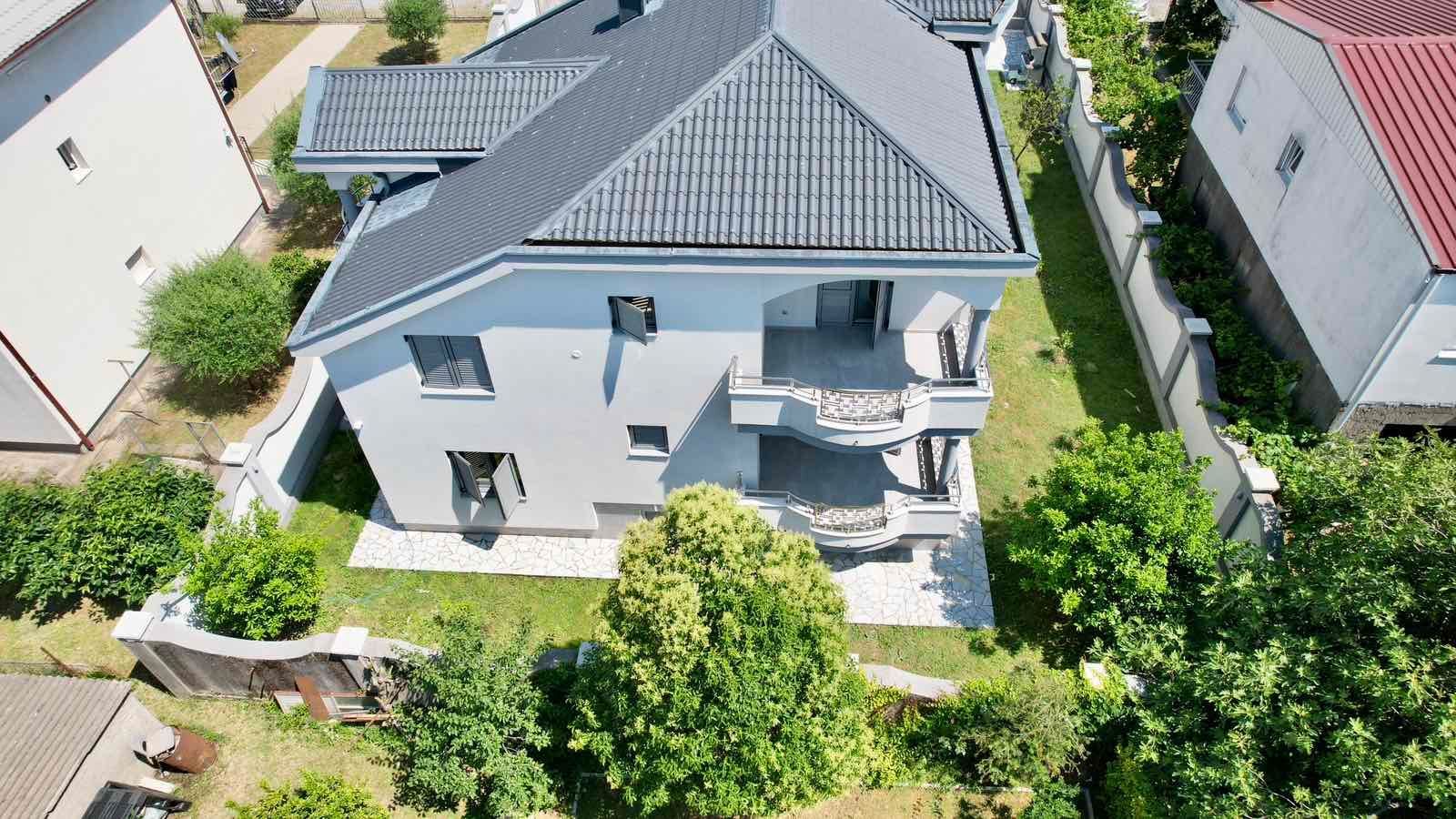 amforaproperty.com/Ekskluzivna kuća 320 m² sa garažom i dvorištem 750 m², Zlatica – Podgorica