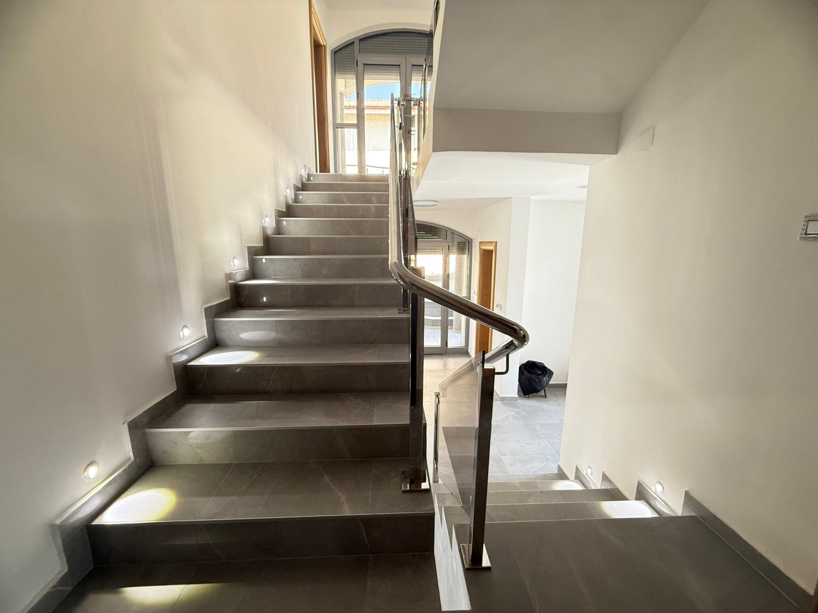 amforaproperty.com/Ekskluzivna kuća 320 m² sa garažom i dvorištem 750 m², Zlatica – Podgorica