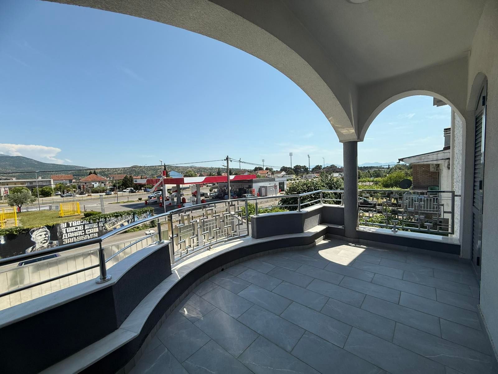 amforaproperty.com/Ekskluzivna kuća 320 m² sa garažom i dvorištem 750 m², Zlatica – Podgorica