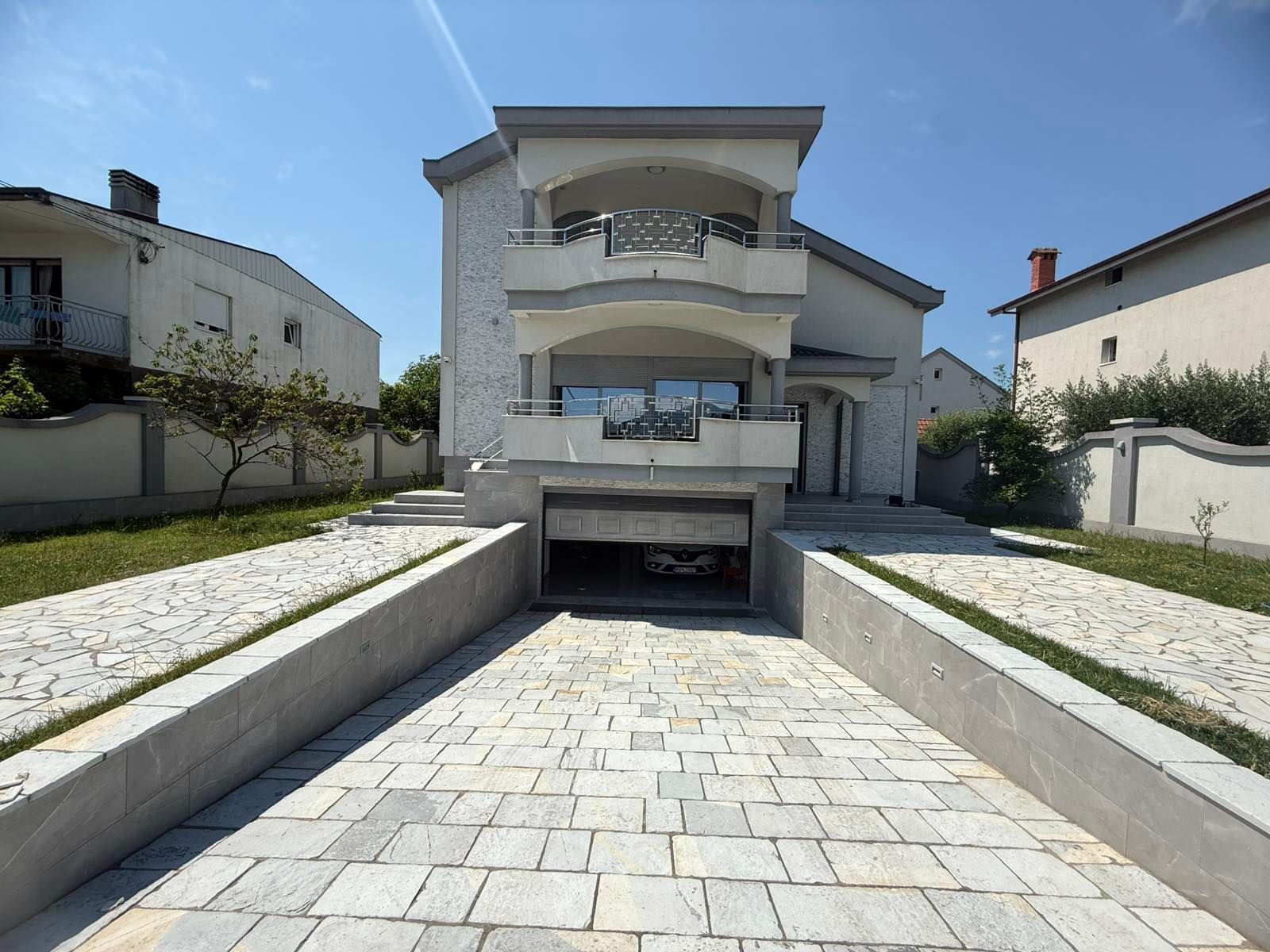 amforaproperty.com/Ekskluzivna kuća 320 m² sa garažom i dvorištem 750 m², Zlatica – Podgorica