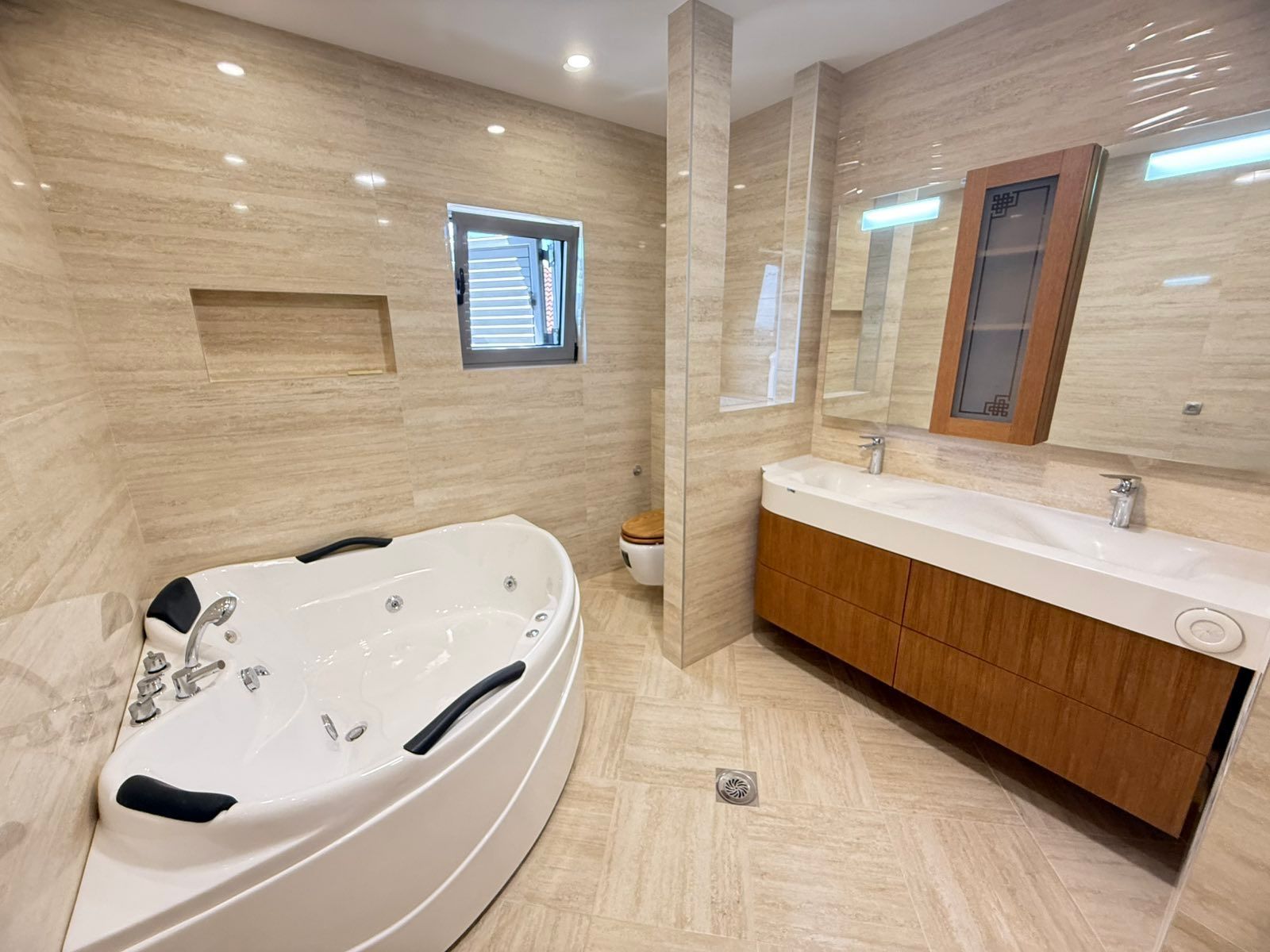 amforaproperty.com/Ekskluzivna kuća 320 m² sa garažom i dvorištem 750 m², Zlatica – Podgorica