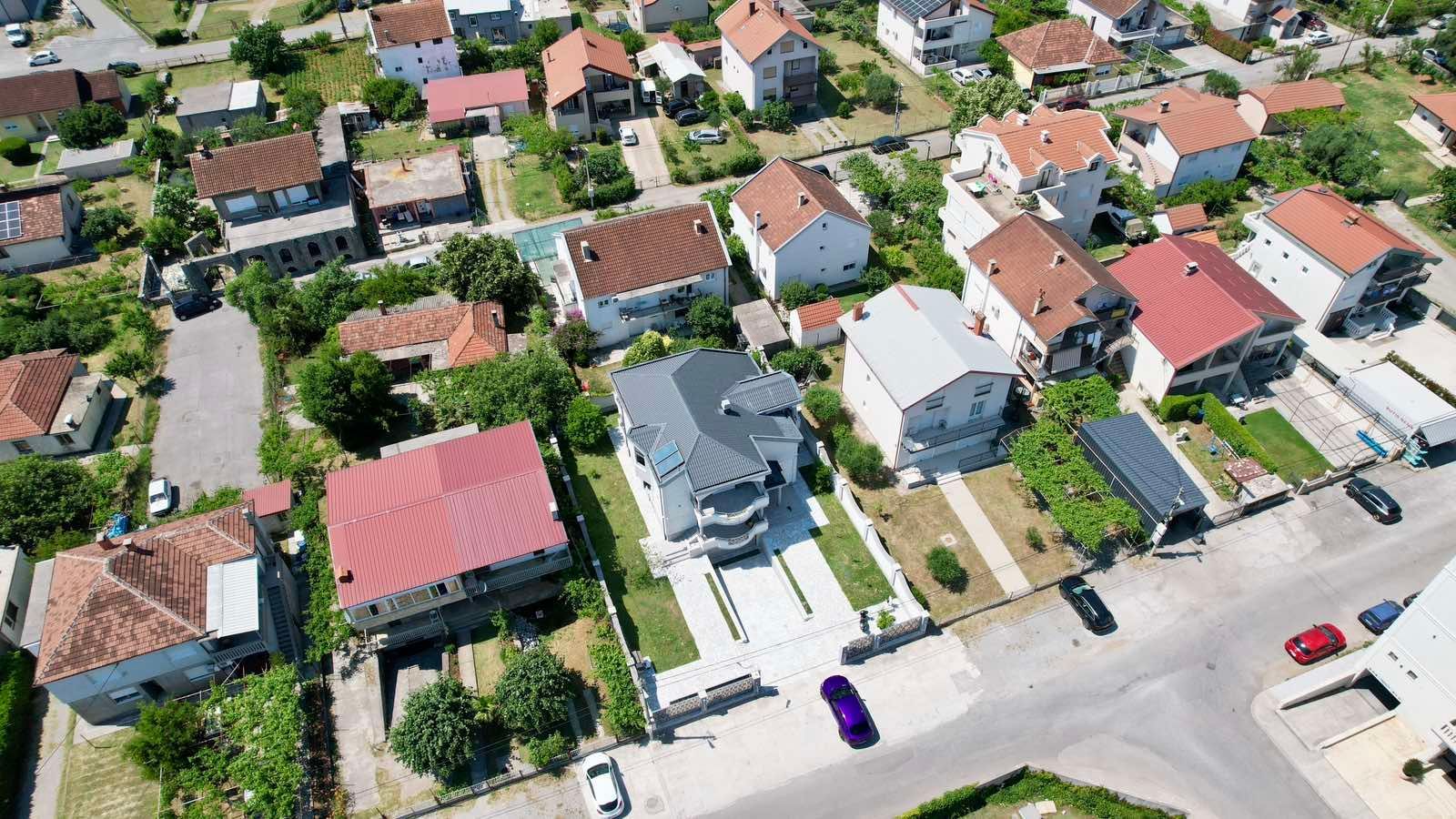 amforaproperty.com/Ekskluzivna kuća 320 m² sa garažom i dvorištem 750 m², Zlatica – Podgorica