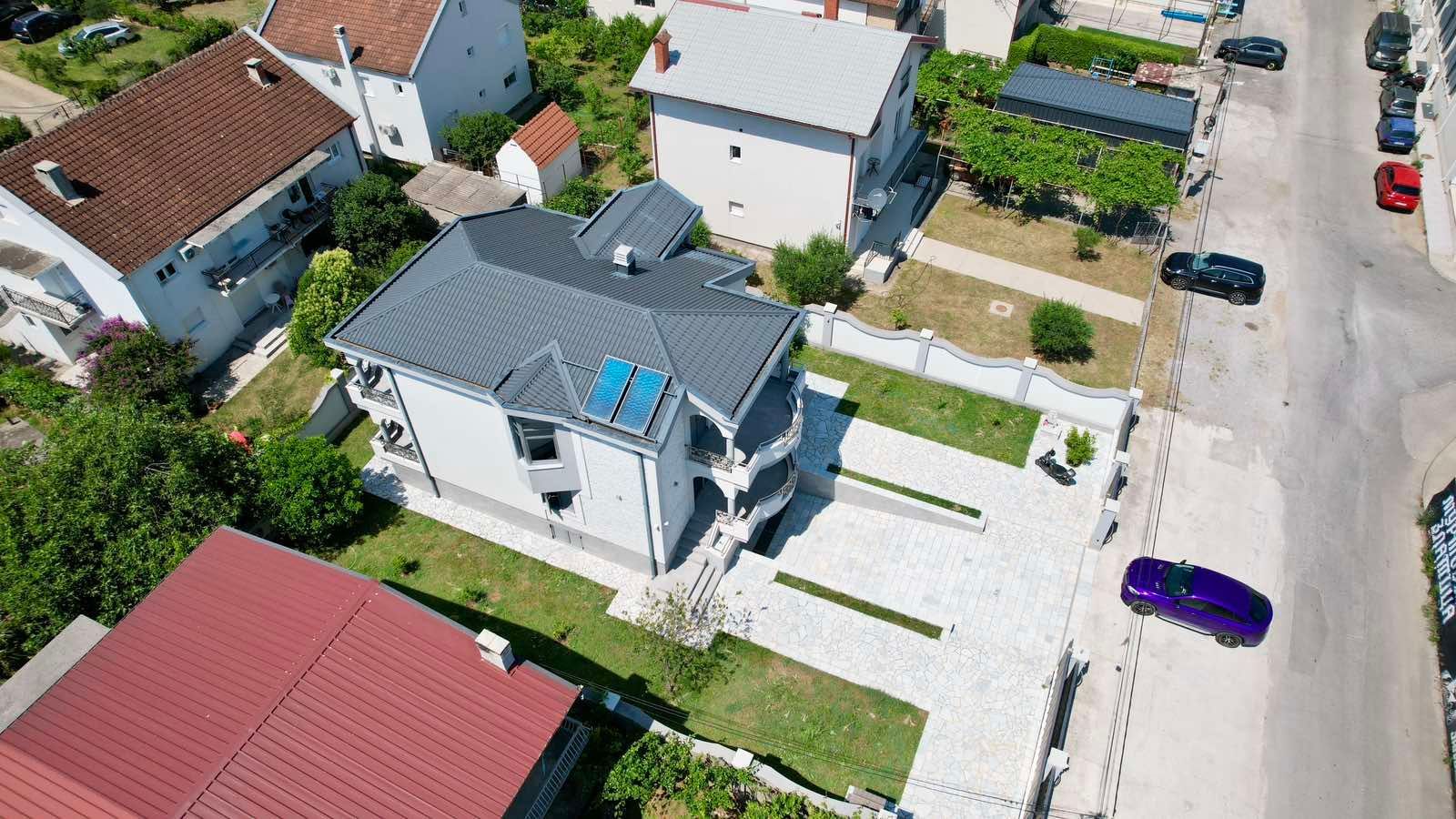 amforaproperty.com/Ekskluzivna kuća 320 m² sa garažom i dvorištem 750 m², Zlatica – Podgorica