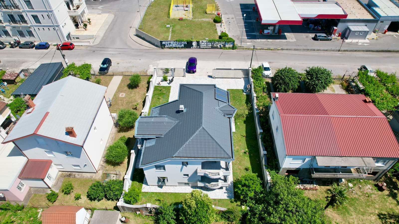 amforaproperty.com/Ekskluzivna kuća 320 m² sa garažom i dvorištem 750 m², Zlatica – Podgorica