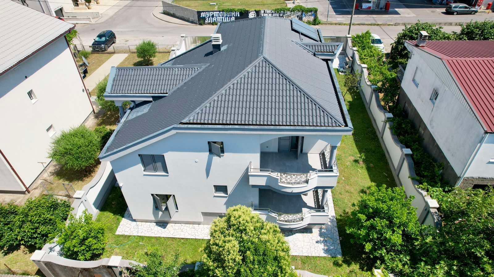 amforaproperty.com/Ekskluzivna kuća 320 m² sa garažom i dvorištem 750 m², Zlatica – Podgorica