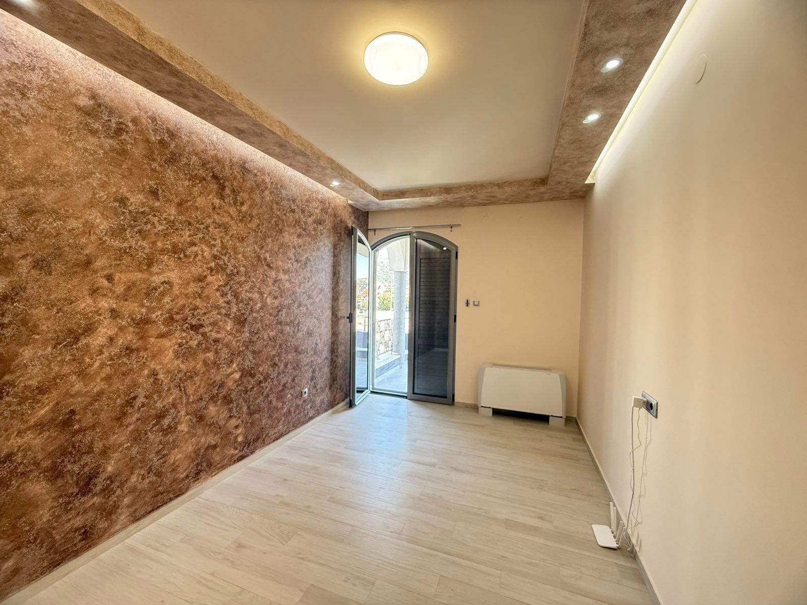 amforaproperty.com/Ekskluzivna kuća 320 m² sa garažom i dvorištem 750 m², Zlatica – Podgorica