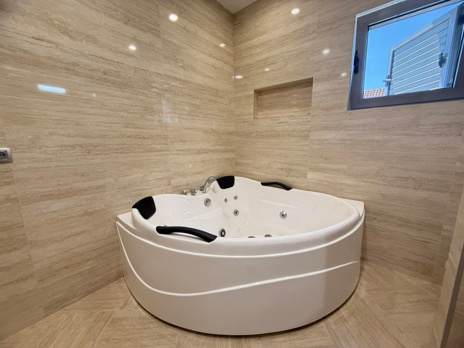 amforaproperty.com/Ekskluzivna kuća 320 m² sa garažom i dvorištem 750 m², Zlatica – Podgorica