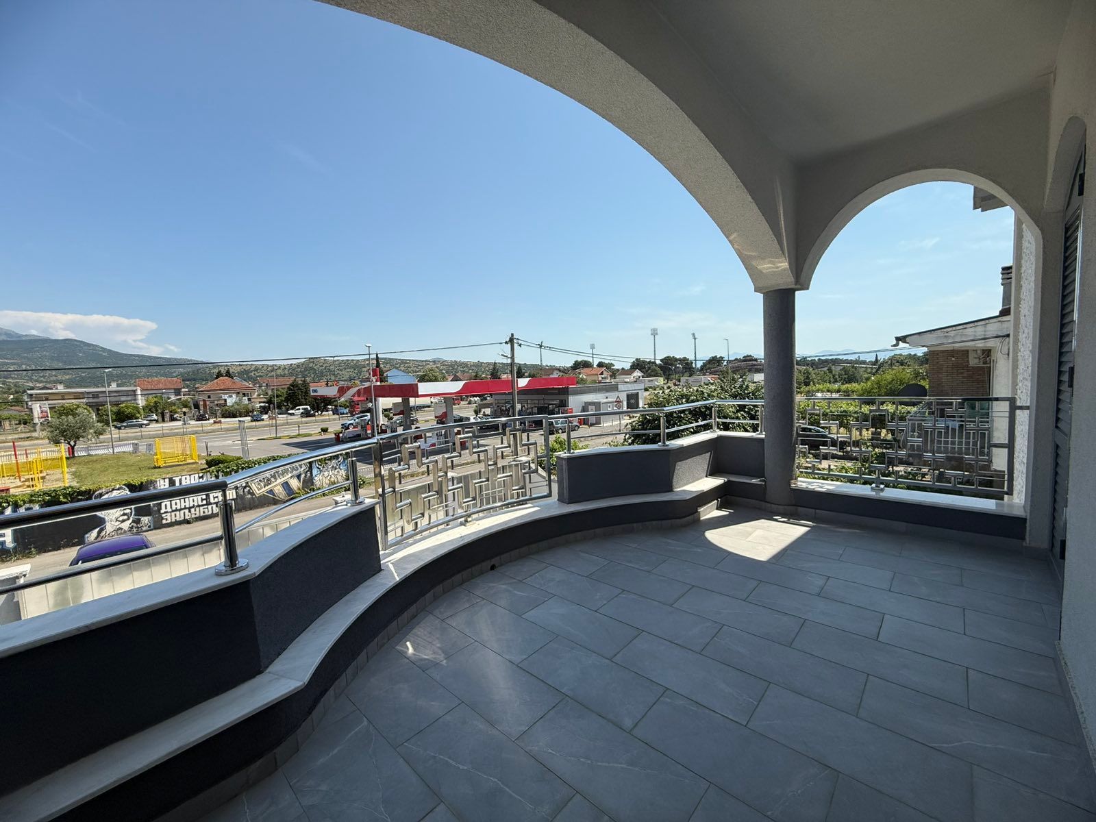 amforaproperty.com/Ekskluzivna kuća 320 m² sa garažom i dvorištem 750 m², Zlatica – Podgorica