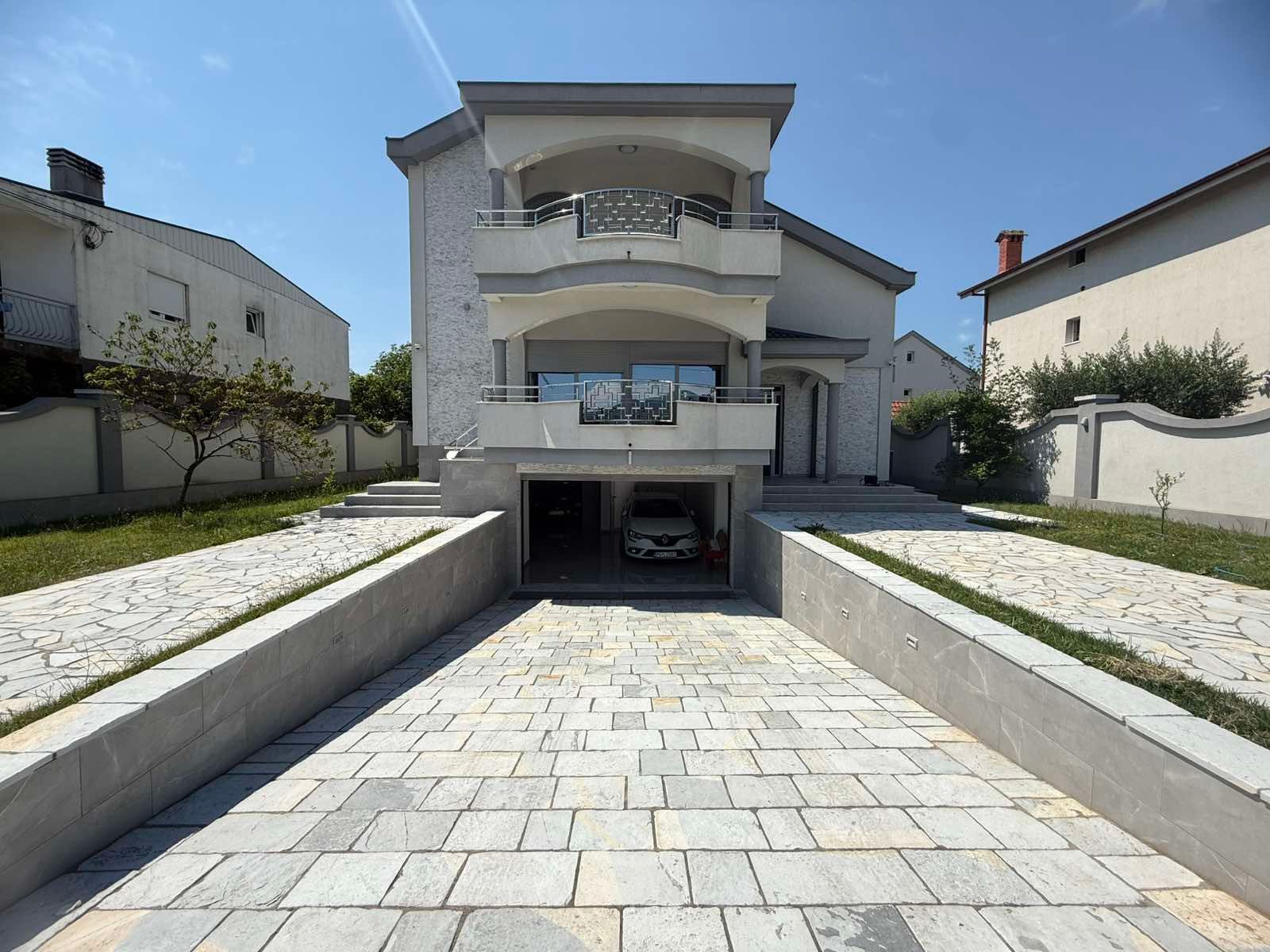 amforaproperty.com/Ekskluzivna kuća 320 m² sa garažom i dvorištem 750 m², Zlatica – Podgorica
