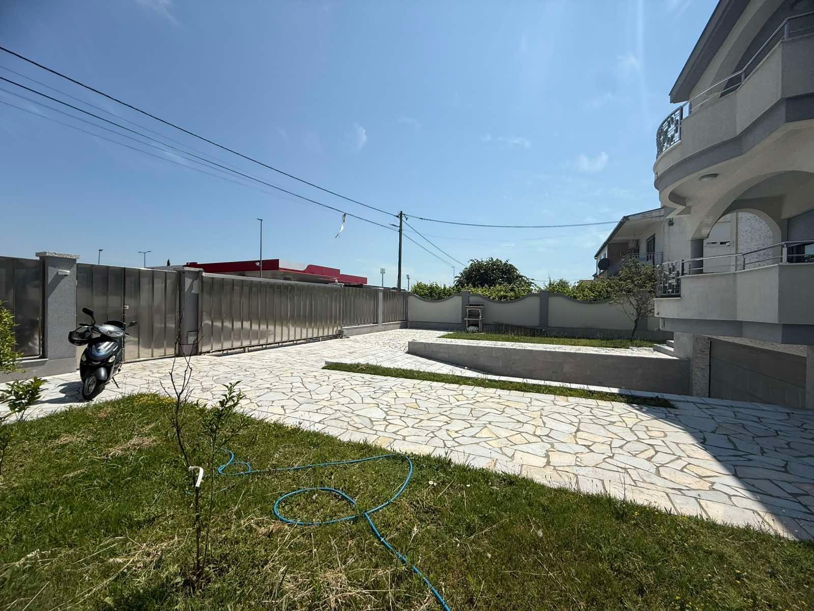 amforaproperty.com/Ekskluzivna kuća 320 m² sa garažom i dvorištem 750 m², Zlatica – Podgorica