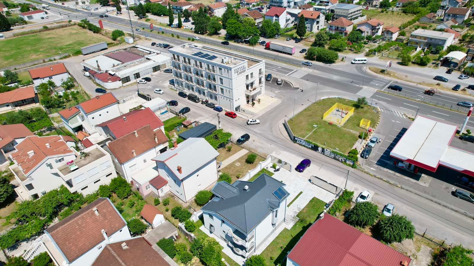 amforaproperty.com/Ekskluzivna kuća 320 m² sa garažom i dvorištem 750 m², Zlatica – Podgorica