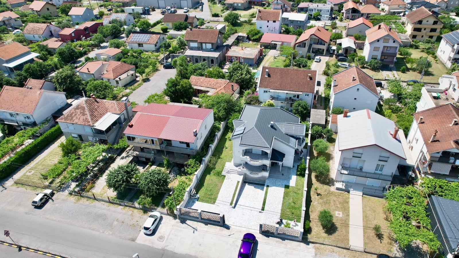 amforaproperty.com/Ekskluzivna kuća 320 m² sa garažom i dvorištem 750 m², Zlatica – Podgorica