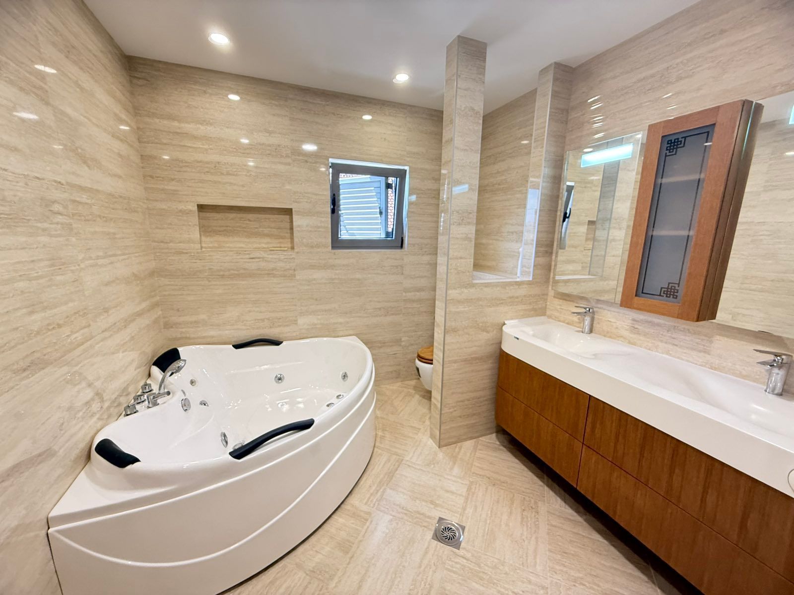 amforaproperty.com/Ekskluzivna kuća 320 m² sa garažom i dvorištem 750 m², Zlatica – Podgorica