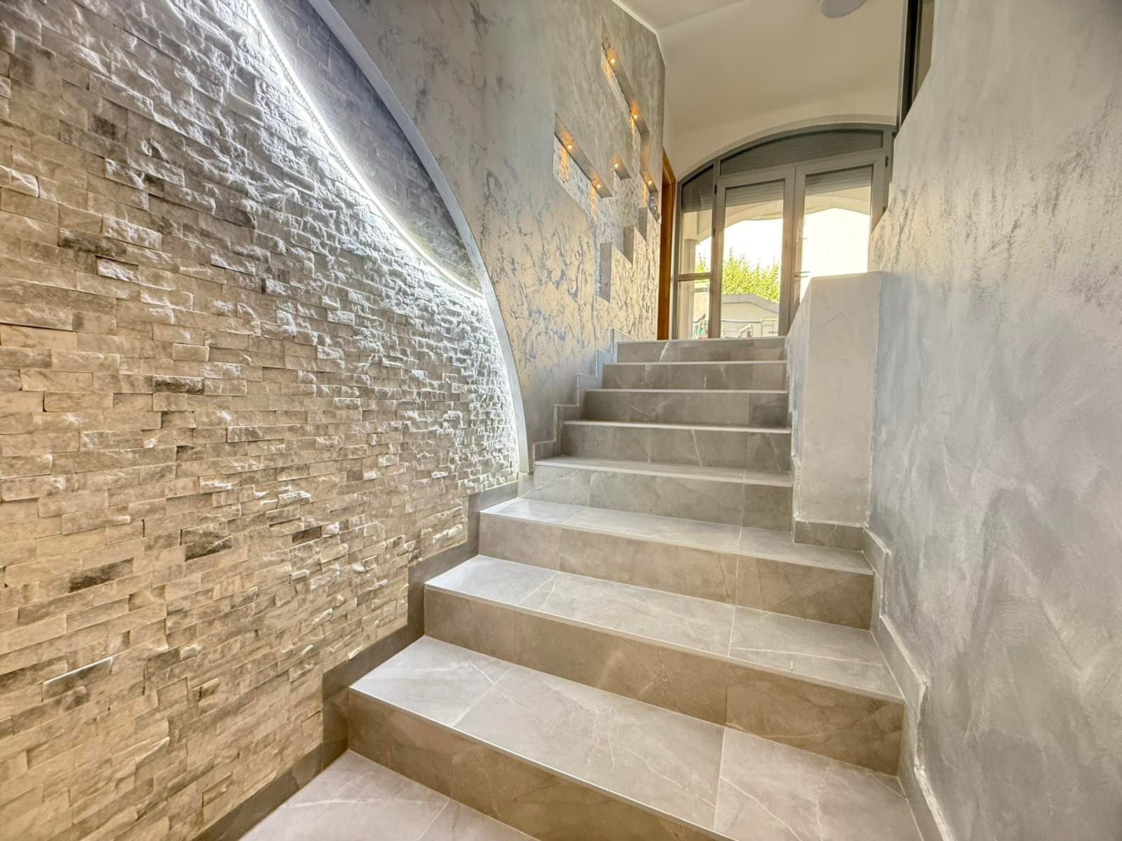 amforaproperty.com/Ekskluzivna kuća 320 m² sa garažom i dvorištem 750 m², Zlatica – Podgorica