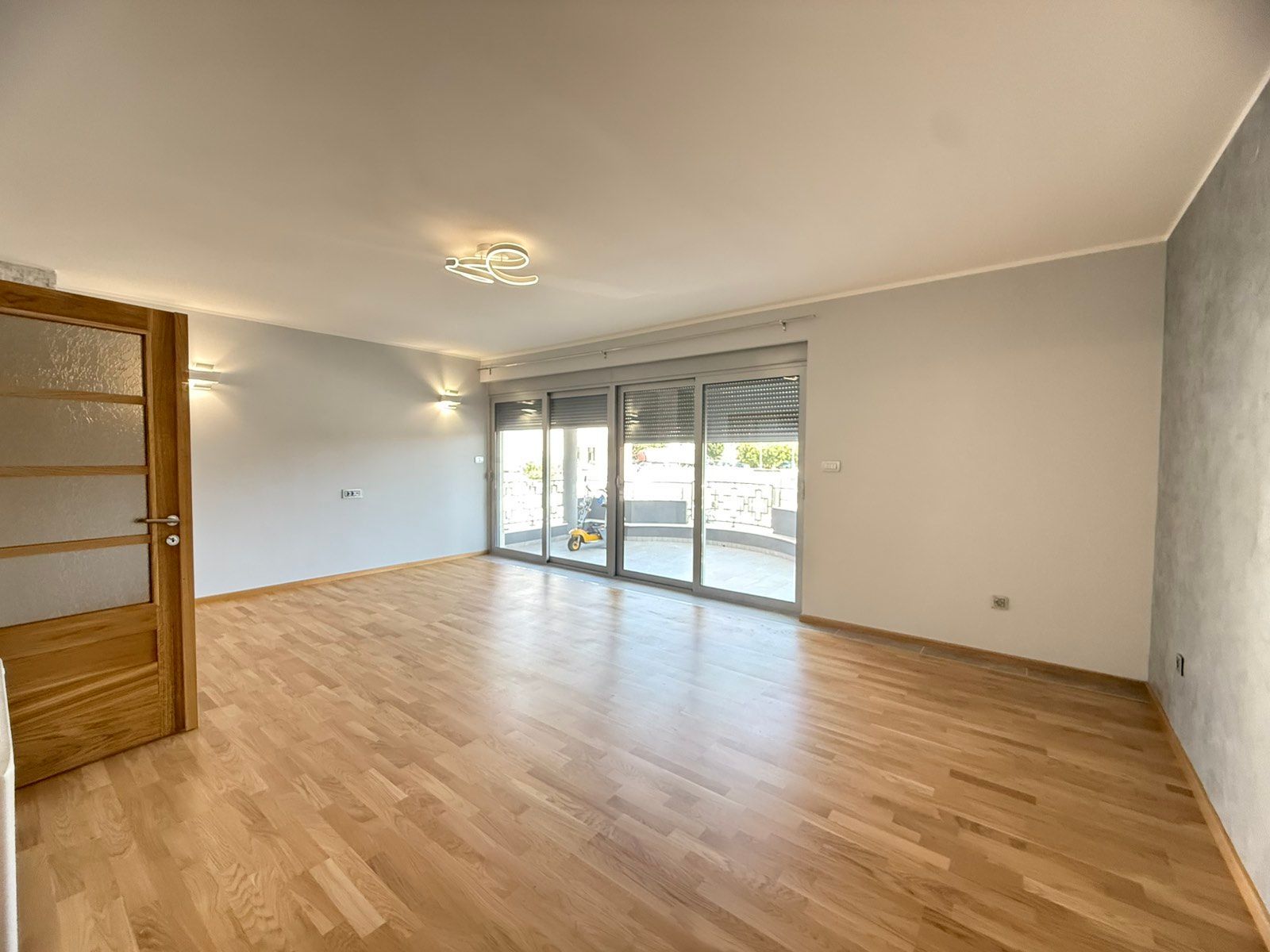 amforaproperty.com/Ekskluzivna kuća 320 m² sa garažom i dvorištem 750 m², Zlatica – Podgorica
