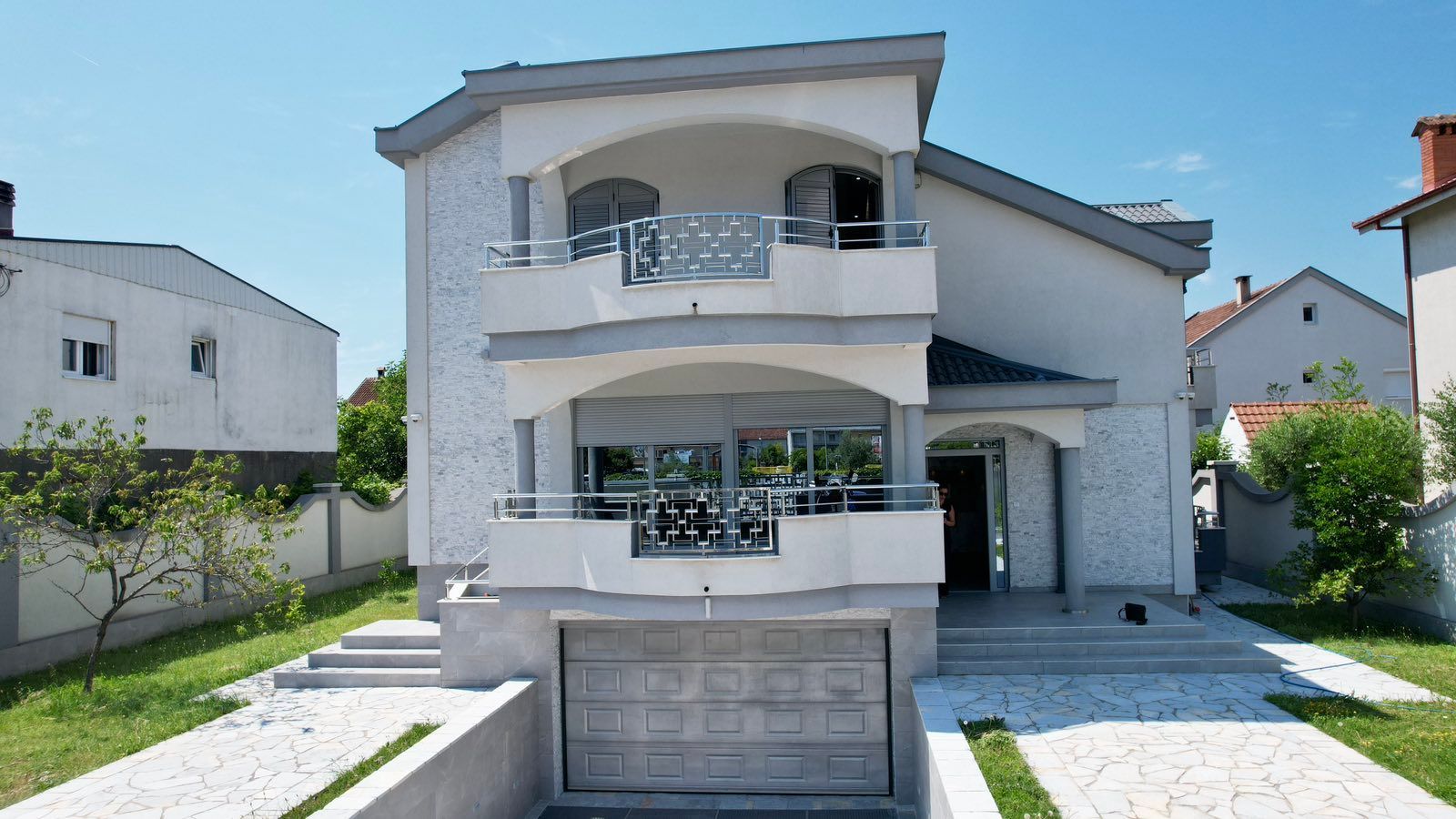 amforaproperty.com/Ekskluzivna kuća 320 m² sa garažom i dvorištem 750 m², Zlatica – Podgorica