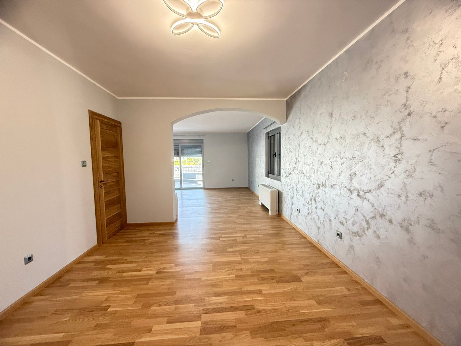 amforaproperty.com/Ekskluzivna kuća 320 m² sa garažom i dvorištem 750 m², Zlatica – Podgorica