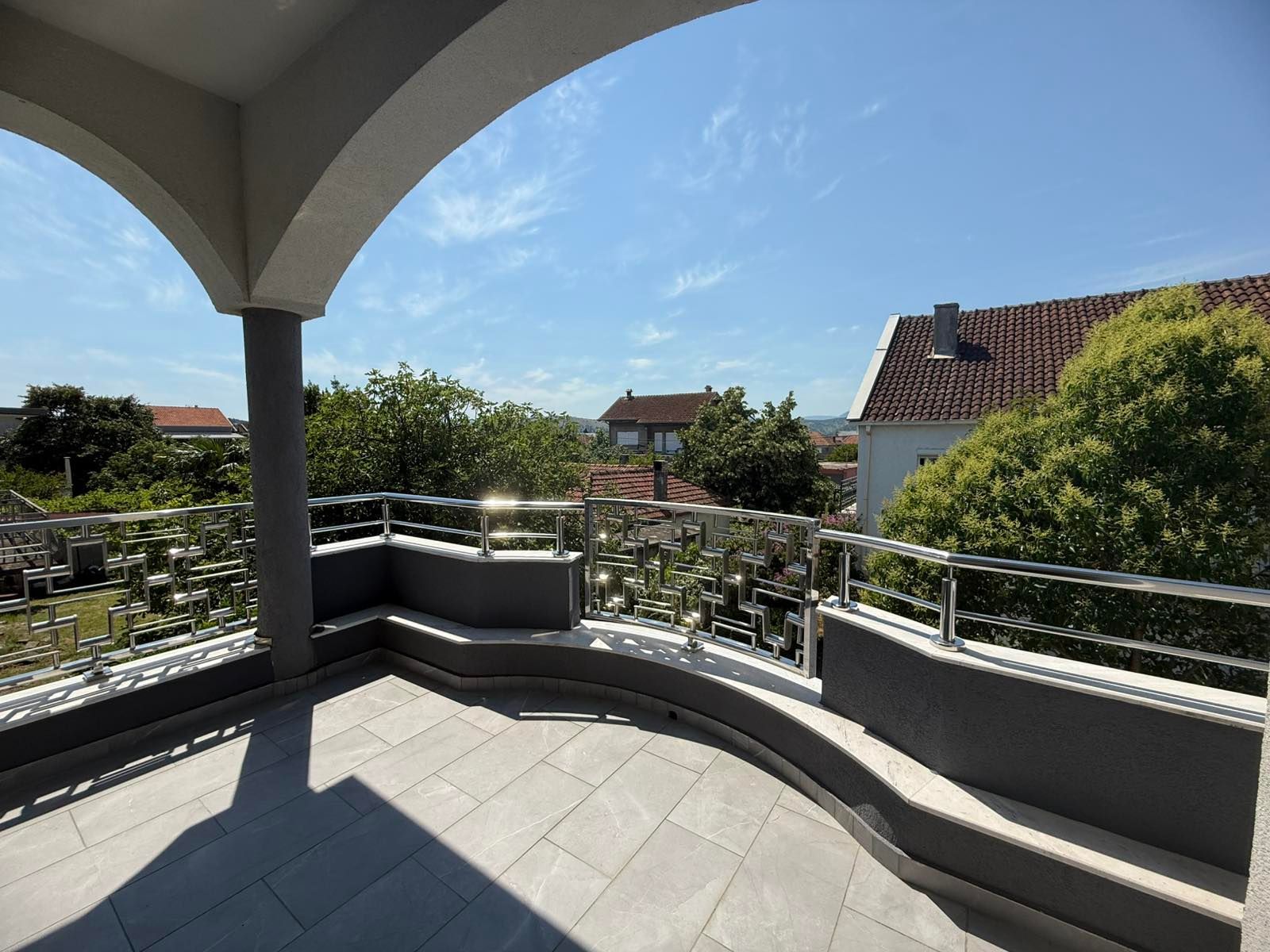 amforaproperty.com/Ekskluzivna kuća 320 m² sa garažom i dvorištem 750 m², Zlatica – Podgorica