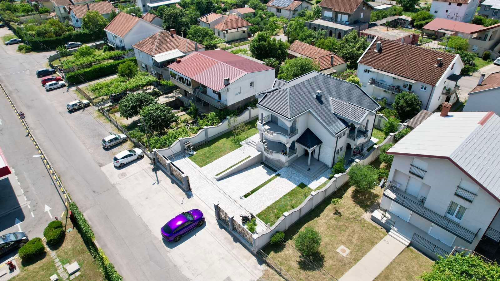 amforaproperty.com/Ekskluzivna kuća 320 m² sa garažom i dvorištem 750 m², Zlatica – Podgorica